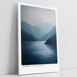 Paul Sinus Leinwandbild 40x60cm Stille Wasser – Meditative Landschaft mit ruhigem See und sanften Bergen in harmonischen Blautönen