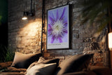 Paul Sinus Kunstdruck 40x60cm Electric Bloom – Nahaufnahme einer lila Blüte mit intensiver Mitte