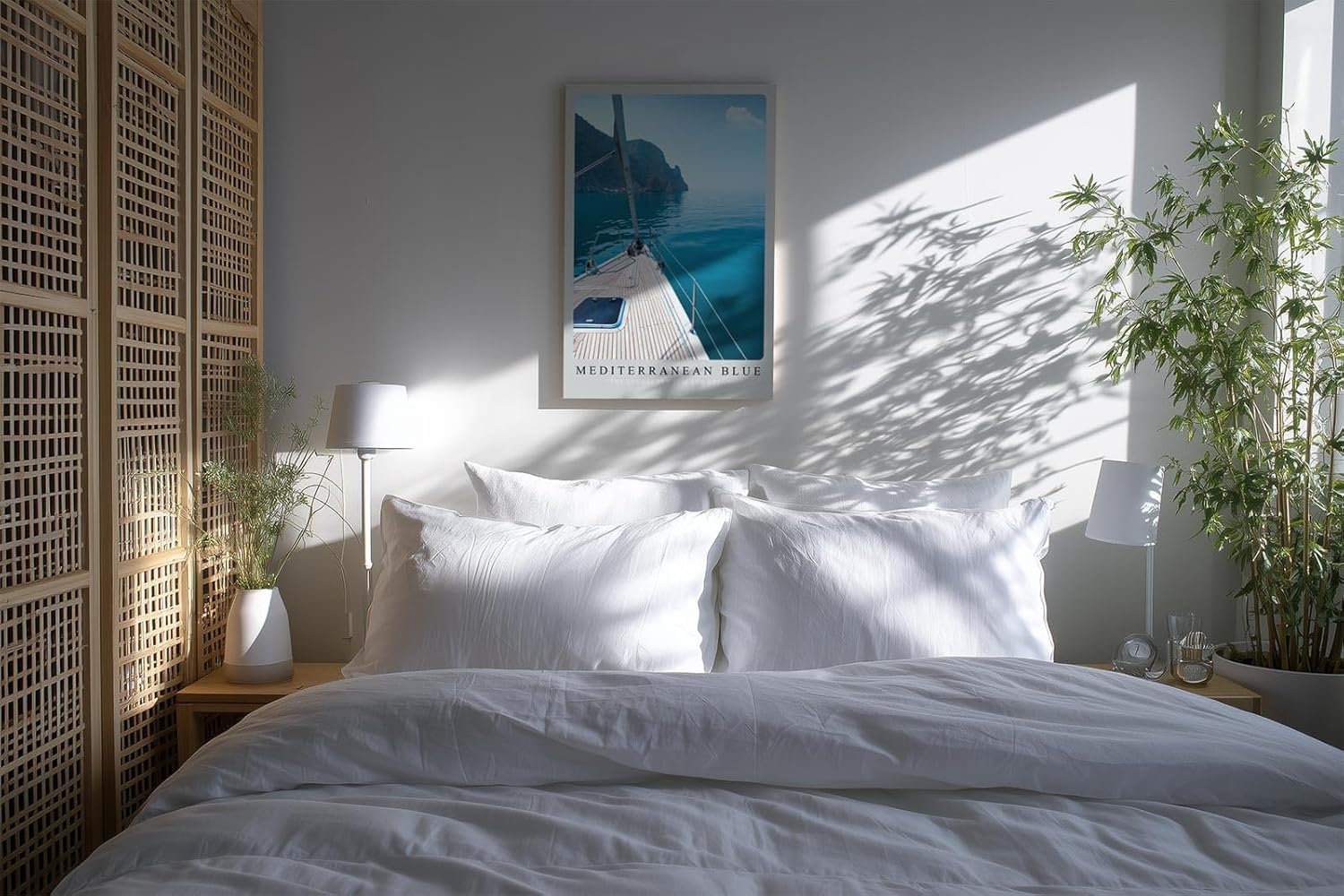 Paul Sinus Kunstdruck 40x60cm Mediterranean Blue – Segelboot auf ruhiger See mit Blick auf Küste im Morgenlicht