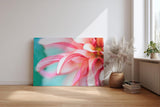 Sinus Art Wandbild 120x80cm Detailreiche Nahaufnahme einer rosafarbenen Dahlie mit geschwungenen Blütenblättern