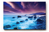 Sinus Art Wandbild 120x80cm Mystische Felsenküste bei Nacht unter violettem Himmel mit leuchtendem Wasser