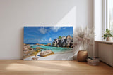Sinus Art Wandbild 120x80cm Türkises Wasser, weißer Sand und markante Felsen – Urlaubsstimmung pur auf Leinwand