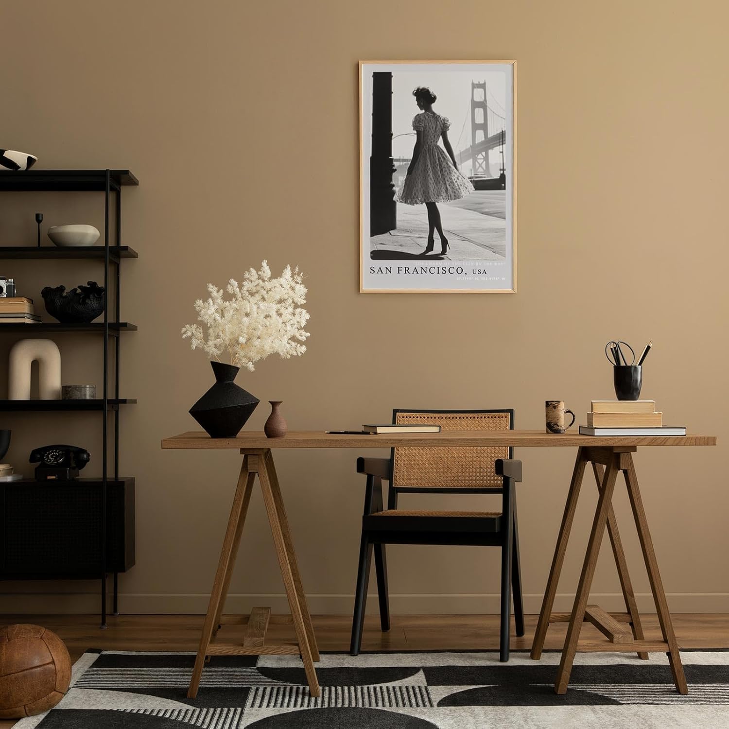 Paul Sinus Leinwandbild 80x120cm San Francisco USA Leinwandbild elegante Frau mit Vintage-Kleid vor der Golden Gate Bridge nostalgische Stadtästhetik