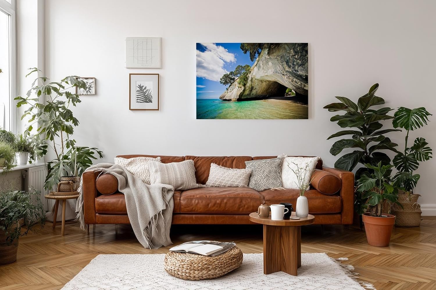 Sinus Art Wandbild 120x80cm Strahlende Küstenszene mit Felsüberhang, Sandstrand und klarem türkisfarbenem Meer