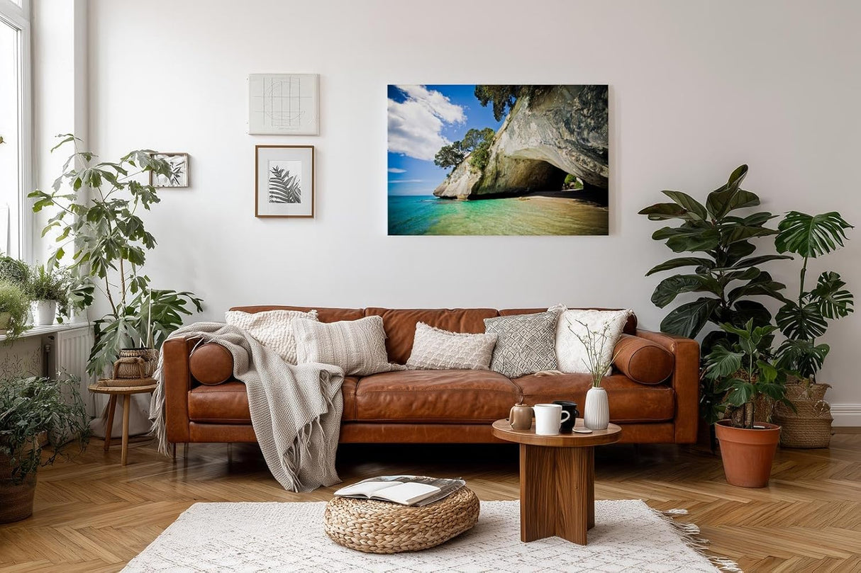 Sinus Art Wandbild 120x80cm Strahlende Küstenszene mit Felsüberhang, Sandstrand und klarem türkisfarbenem Meer