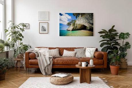 Sinus Art Wandbild 120x80cm Strahlende Küstenszene mit Felsüberhang, Sandstrand und klarem türkisfarbenem Meer