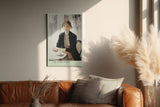 Paul Sinus Wandbild in 40x60cm She Came Early – Elegantes Porträt einer Frau am Café-Tisch, modern interpretiert in Bilder mit hellen, klaren Farbtönen