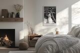 Paul Sinus Leinwandbild 80x120cm Leinwandbild Monte Carlo Glamour – Stilvolle Schwarz-Weiß-Fotografie einer eleganten Frau mit Champagner auf einer Yacht