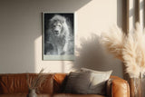 Paul Sinus Wandbild in 40x60cm The White King Weißer Löwe in frontaler Pose mit Wasserbewegung in monochromer Darstellung