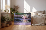 Sinus Art Wandbild 120x80cm Zartrosa Seerose auf dunklem Wasser mit Reflexion – ruhig, edel und harmonisch