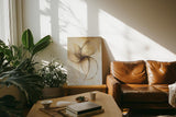 Paul Sinus 60x90cm Wandbild Tanz der Blüten in Beige – Schwungvolle Leichtigkeit mit moderner Blume
