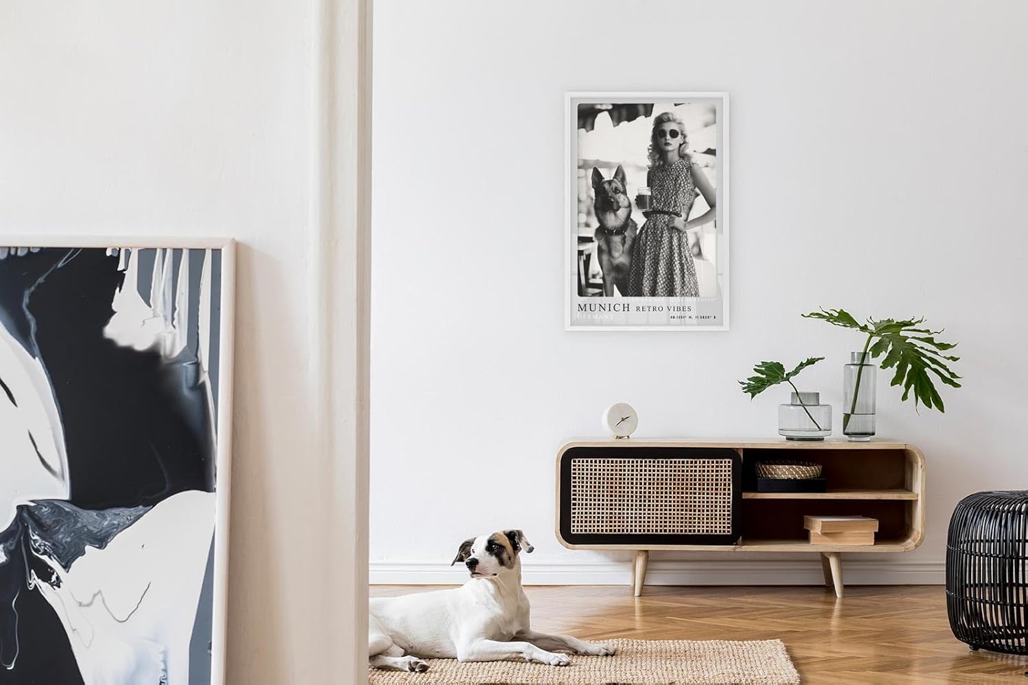 Paul Sinus Leinwandbild 80x120cm Munich Retro Vibes – Stilvolle Vintage-Szene in Schwarz-Weiß mit eleganter Dame, Sonnenbrille, deutschem Schäferhund
