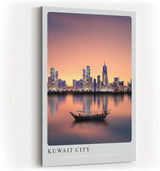Paul Sinus Kunstdruck 40x60cm Kuwait City bei Sonnenuntergang – Skyline mit traditionellem Boot auf ruhigem Wasser
