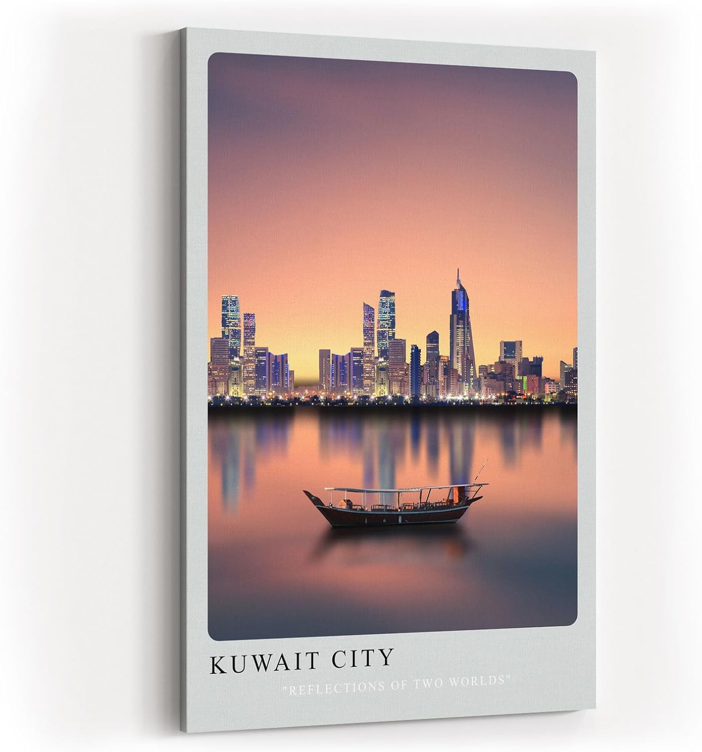 Paul Sinus Kunstdruck 40x60cm Kuwait City bei Sonnenuntergang – Skyline mit traditionellem Boot auf ruhigem Wasser