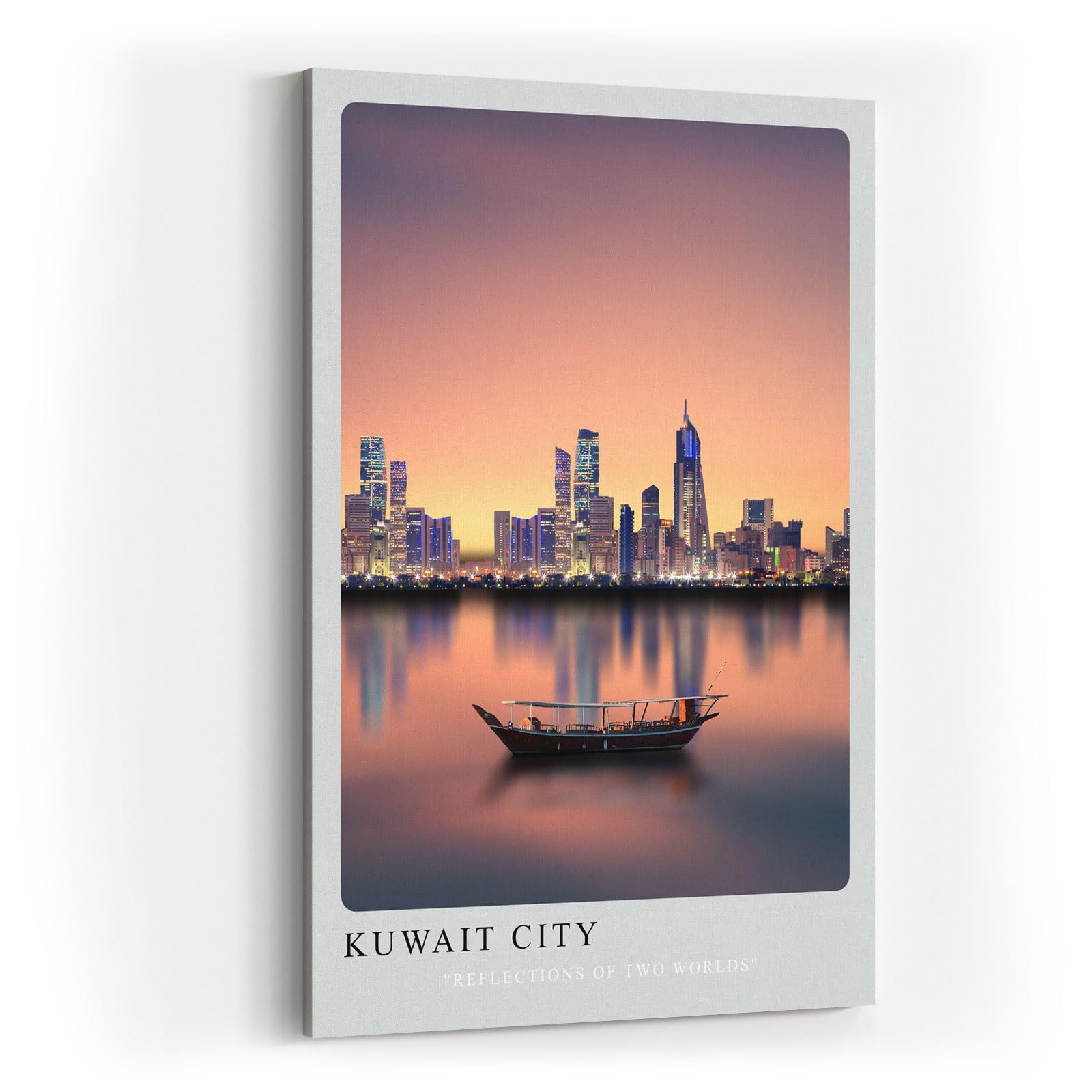 Paul Sinus Kunstdruck 40x60cm Kuwait City bei Sonnenuntergang – Skyline mit traditionellem Boot auf ruhigem Wasser