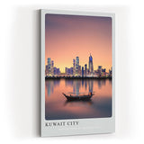 Paul Sinus Kunstdruck 40x60cm Kuwait City bei Sonnenuntergang – Skyline mit traditionellem Boot auf ruhigem Wasser