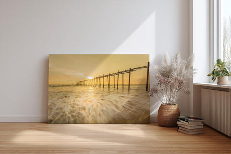 Sinus Art Wandbild 120x80cm Stimmungsvolle Aufnahme eines alten Holzstegs im goldenen Sonnenlicht auf offener See