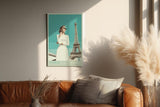 Paul Sinus Wandbild in 40x60cm Paris – elegante Frau in Weiß vor dem Eiffelturm im Retro-Stil
