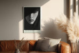 Paul Sinus Wandbild in 40x60cm Veil of Mystery – geheimnisvolles Schwarz-Weiß-Porträt mit verhülltem Blick für elegante Raumgestaltung
