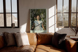 Paul Sinus Wandbild in 40x60cm Touch of Heaven – Sommerliches Porträt einer Frau im weißen Kleid, liegend in einem Meer aus weißen Blumen