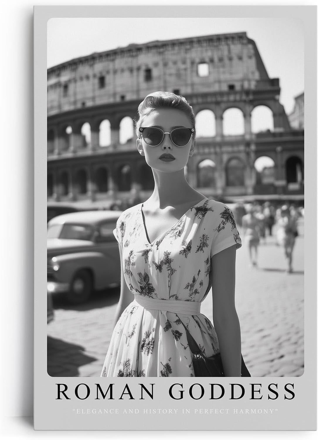 Paul Sinus Leinwandbild 80x120cm Leinwandbild Römische Göttin – Stilvolle Schwarz-Weiß-Fotografie einer eleganten Frau vor dem Kolosseum, Retro-Glamour