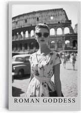 Paul Sinus Leinwandbild 80x120cm Leinwandbild Römische Göttin – Stilvolle Schwarz-Weiß-Fotografie einer eleganten Frau vor dem Kolosseum, Retro-Glamour