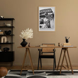 Paul Sinus Leinwandbild 80x120cm Leinwandbild Römische Göttin – Stilvolle Schwarz-Weiß-Fotografie einer eleganten Frau vor dem Kolosseum, Retro-Glamour