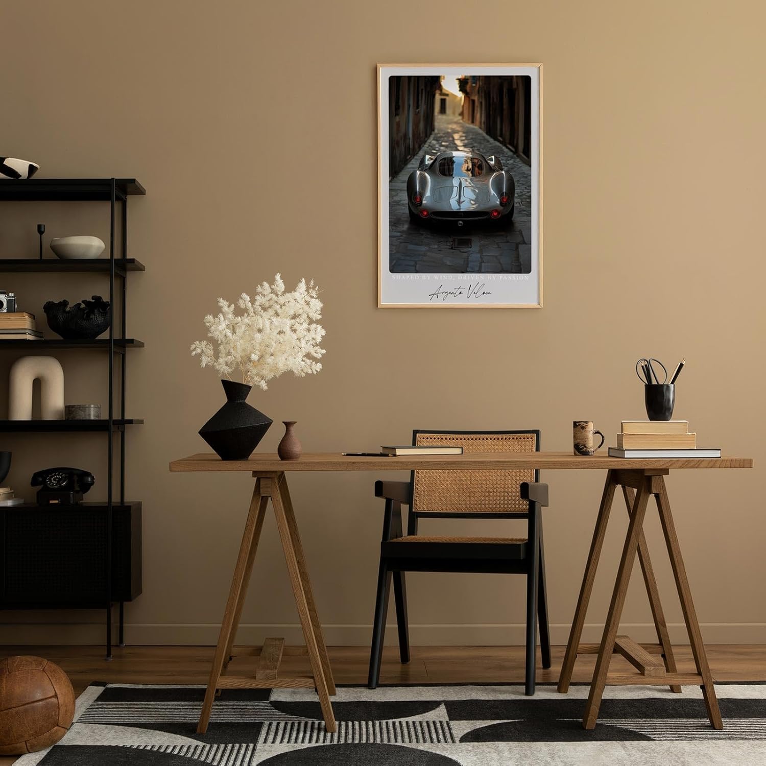 Paul Sinus Leinwandbild 80x120cm Argento Veloce Leinwandbild silbernes Sportwagen-Porträt in enger Gasse faszinierende Symbiose von Design