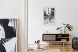 Paul Sinus Leinwandbild 80x120cm stilvolle Vintage-Fotografie einer eleganten Frau mit Hund vor dem Eiffelturm in Paris, zeitlose Schwarz-Weiß-Kunst