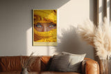Paul Sinus Wandbild in 40x60cm The Hidden Mystery – Intensives Porträt mit goldenen Augen und gelbem Schal in Nahaufnahme