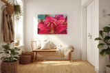 Sinus Art Wandbild 120x80cm Faszinierende Makroaufnahme einer roten Lilie mit feinen Regentropfen