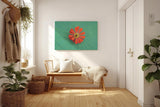 Sinus Art Wandbild 120x80cm Zentrierte rote Zinnienblüte auf grünem Blattmuster – harmonisch, lebendig und modern