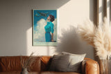 Paul Sinus Wandbild in 40x60cm The Blue Goodbye mit stilvoller Frau im Retro-Look und Flugzeug am Himmel für elegante Wandgestaltung
