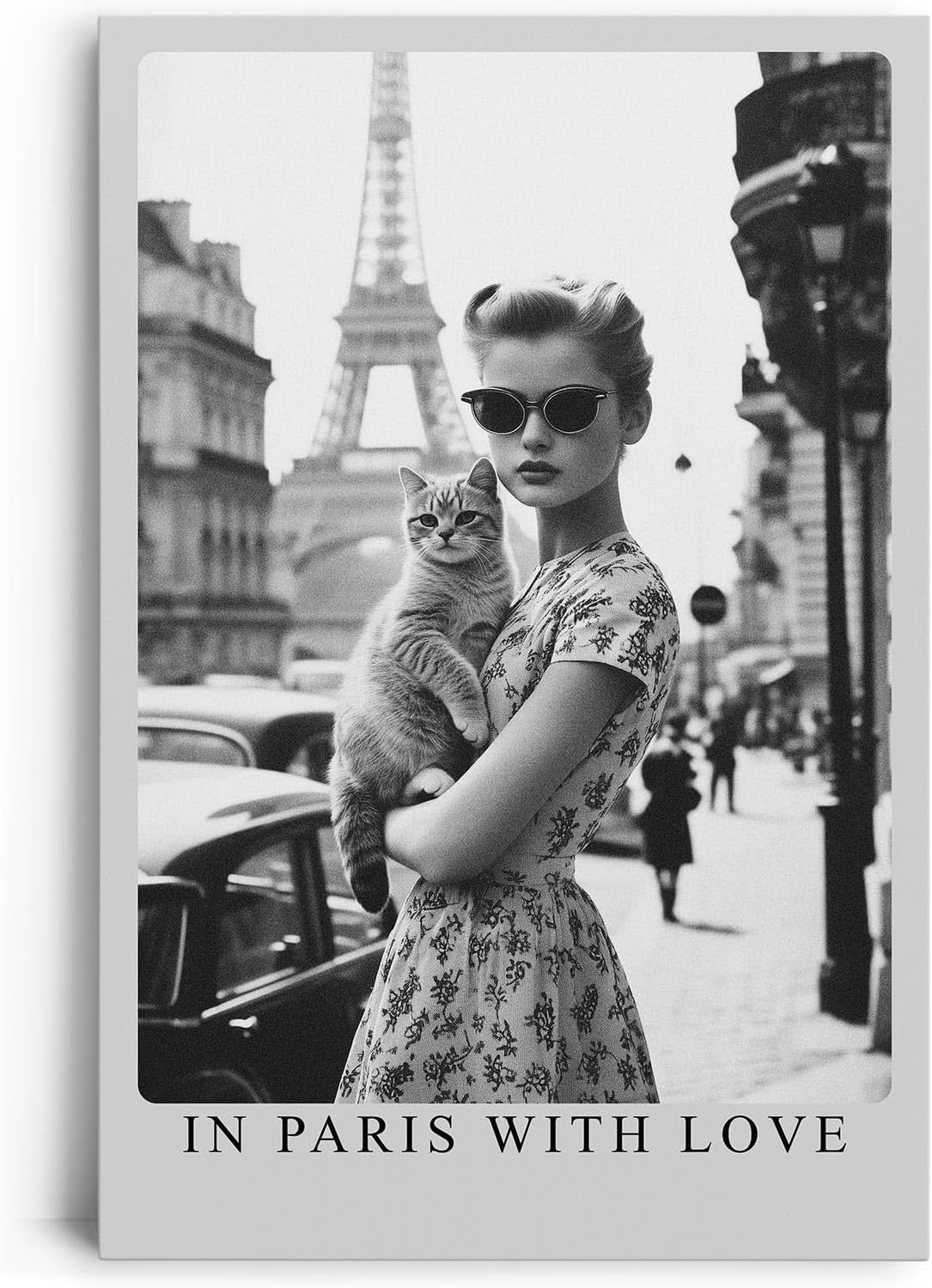 Paul Sinus Leinwandbild 80x120cm Stilvolle Pariser Eleganz – Vintage Schwarz-Weiß-Porträt einer Frau mit Katze vor dem Eiffelturm