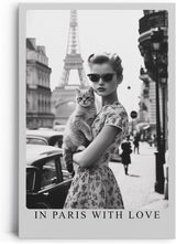 Paul Sinus Leinwandbild 80x120cm Stilvolle Pariser Eleganz – Vintage Schwarz-Weiß-Porträt einer Frau mit Katze vor dem Eiffelturm