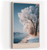 Paul Sinus Wandbild in 40x60cm The Silver Edge – Winterliche Flusslandschaft mit schneebedeckten Bäumen, elegante Naturdarstellung in kühlen Tönen
