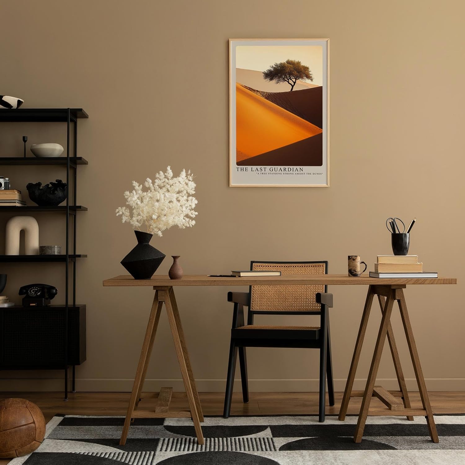 Paul Sinus Leinwandbild 80x120cm – Faszinierende Wüstenlandschaft mit einsamem Baum, leuchtenden Sanddünen und dramatischem Lichtspiel