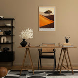 Paul Sinus Leinwandbild 80x120cm – Faszinierende Wüstenlandschaft mit einsamem Baum, leuchtenden Sanddünen und dramatischem Lichtspiel