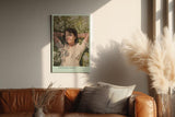 Paul Sinus Wandbild in 40x60cm Heavenly Rest – Liegendes Porträt einer jungen Frau im Blumenfeld, mit geschlossenen Augen, moderne Bilder in sanften Pastelltönen, friedlich und träumerisch