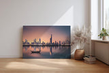 Sinus Art Wandbild 120x80cm Städtische Skyline in der Dämmerung mit reflektierendem Wasser und ruhigem Boot – kontrastreich und elegant