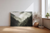 Sinus Art Wandbild 120x80cm Dichter Nadelwald unter ziehendem Nebel – geheimnisvoll, ruhig und atmosphärisch