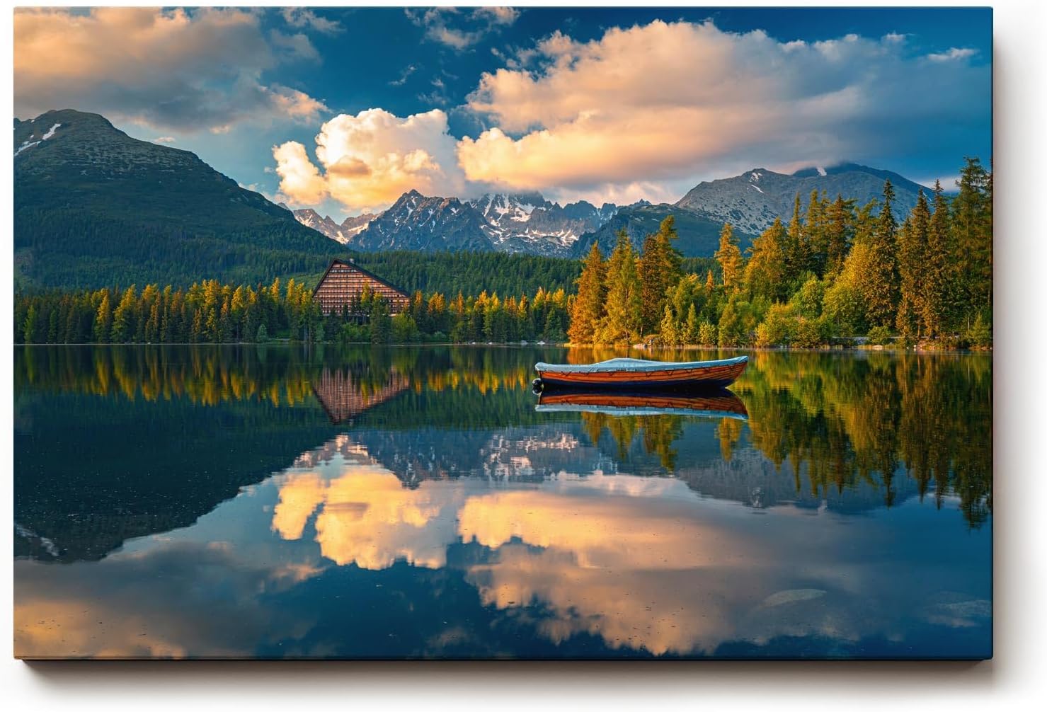Sinus Art Wandbild 120x80cm Berglandschaft mit Boot auf ruhigem See, umrahmt von Wald und Wolken