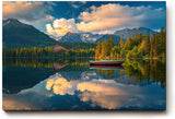 Sinus Art Wandbild 120x80cm Berglandschaft mit Boot auf ruhigem See, umrahmt von Wald und Wolken