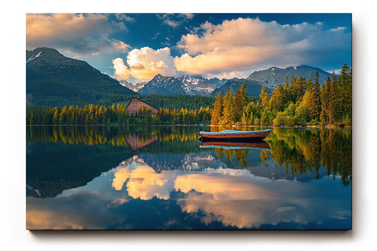 Sinus Art Wandbild 120x80cm Berglandschaft mit Boot auf ruhigem See, umrahmt von Wald und Wolken