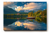 Sinus Art Wandbild 120x80cm Berglandschaft mit Boot auf ruhigem See, umrahmt von Wald und Wolken