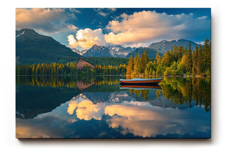 Sinus Art Wandbild 120x80cm Berglandschaft mit Boot auf ruhigem See, umrahmt von Wald und Wolken