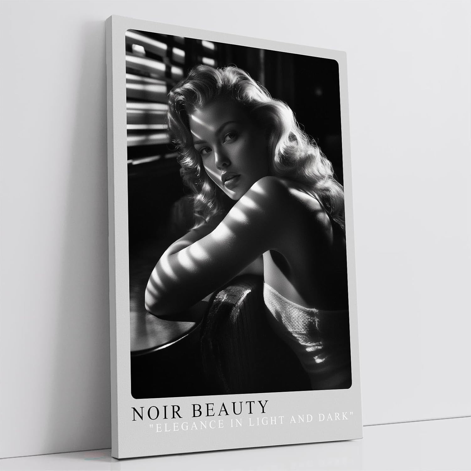 Paul Sinus Leinwandbild 60x90cm faszinierende Noir-Fotografie einer eleganten Frau im Spiel von Licht und Schatten, stilvolle Schwarz-Weiß-Kunst