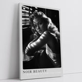 Paul Sinus Leinwandbild 60x90cm faszinierende Noir-Fotografie einer eleganten Frau im Spiel von Licht und Schatten, stilvolle Schwarz-Weiß-Kunst