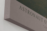 Paul Sinus Wandbild in 40x60cm Astronaut on Earth – Astronaut in nebeliger Waldlandschaft