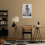Paul Sinus Leinwandbild 80x120cm Sylt Germany Leinwandbild elegante Frau am Strand in Schwarz-Weiß nostalgische Küstenromantik und zeitlose Ästhetik